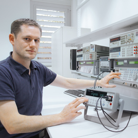 Calibración de equipos de medición eléctrica en el laboratorio de baja frecuencia