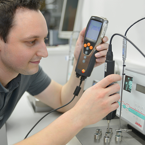 Calibración de baños de calibración y calibradores de bloque con sensor de referencia