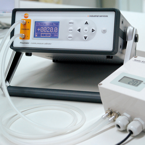 Calibración de transmisores de presión con el calibrador de presión Neumático