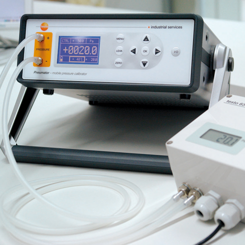 Calibrador de presión Neumático con testo 6344 Calibración de transmisores de presión con el calibrador de presión Neumático