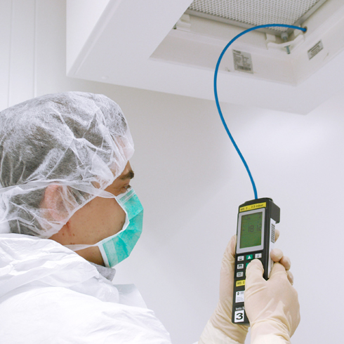 Realización de una medición de la presión diferencial en un filtro HEPA en una sala limpia