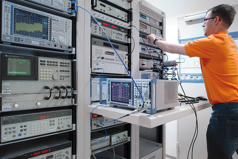 El técnico realiza la calibración eléctrica de la EMC