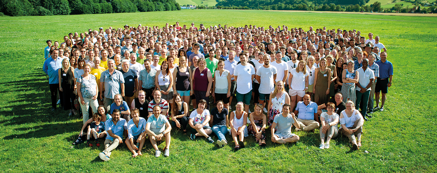 Empleados de Testo Industrial Services en la foto de grupo de la Fiesta del Verano 2019