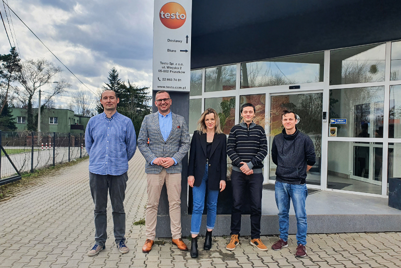 Los nuevos miembros de nuestro equipo en Polonia delante del edificio de Testo