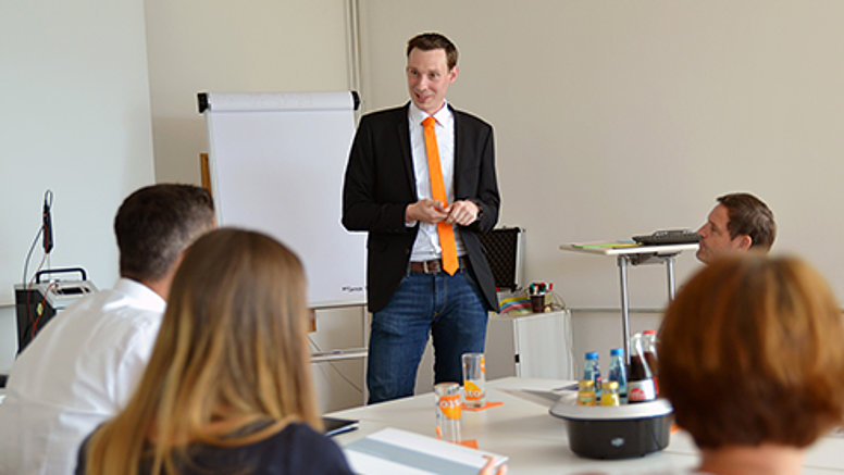 Testo ofrece beneficios exclusivos para los empleados para su desarrollo personal y profesional. Empleados de Testo en un seminario de formación