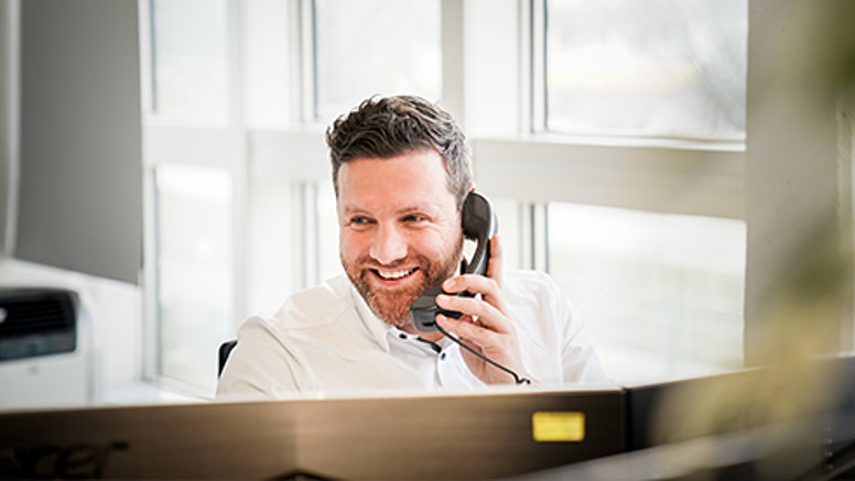 Estamos orientados al cliente - Nuestros valores Estamos orientados al cliente Empleado de Testo al teléfono.