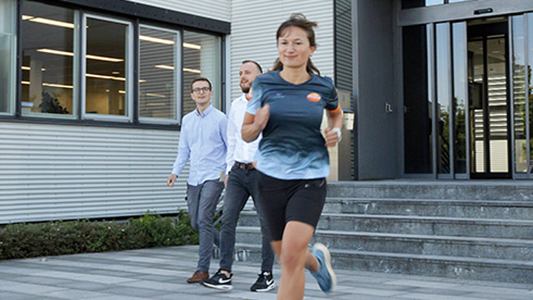 Testo ofrece ventajas exclusivas para los empleados en materia de salud Un empleado de Testo hace footing con una camiseta de Testo.